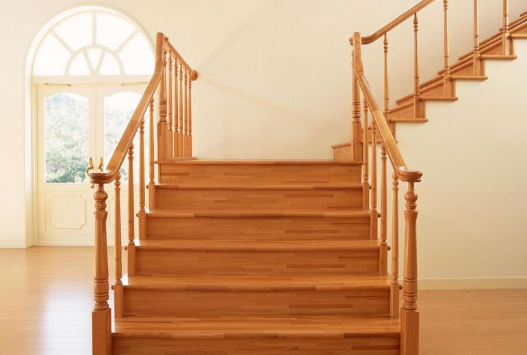Лестница с металлическим каркасом и деревянными ступеньками — подробная .