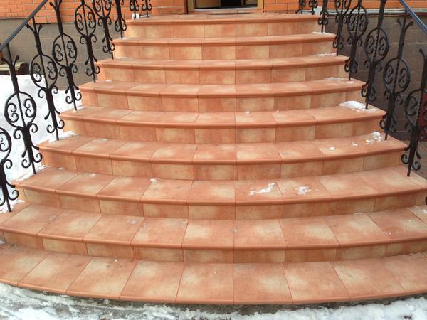Керамическая плитка — один из наиболее популярных материалов отделки для входной бетонной лестницы