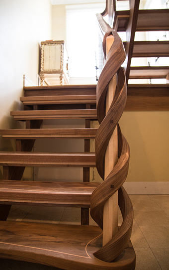 Для изготовления гнутых элементов лестницы наиболее пригодны пиломатериалы с высоким модулем упругости такие как береза, липа и ива.