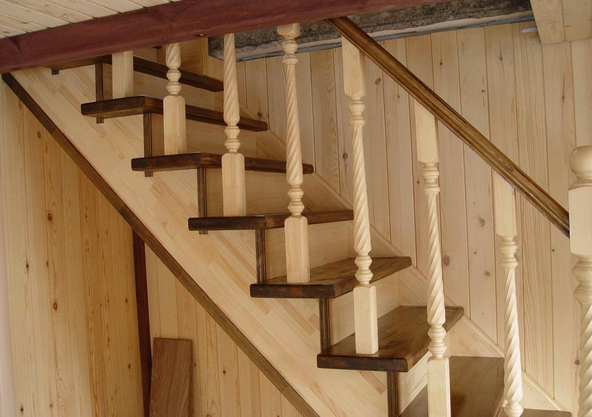 Изготавливая определенную деталь для лестницы, стоит обращать внимание, чтобы она не отличалась от остальных по цвету и форме 