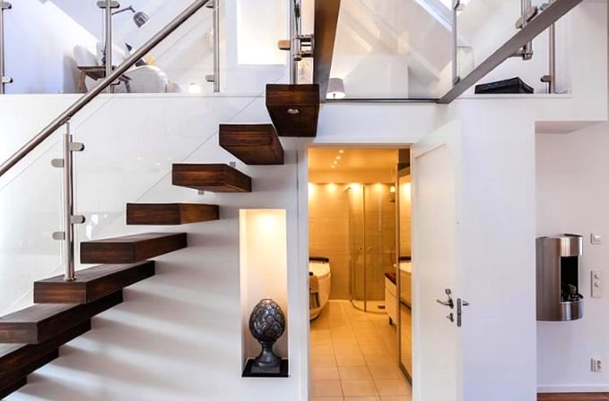 Лестница_прозрачная конструкция с деревянными ступенями