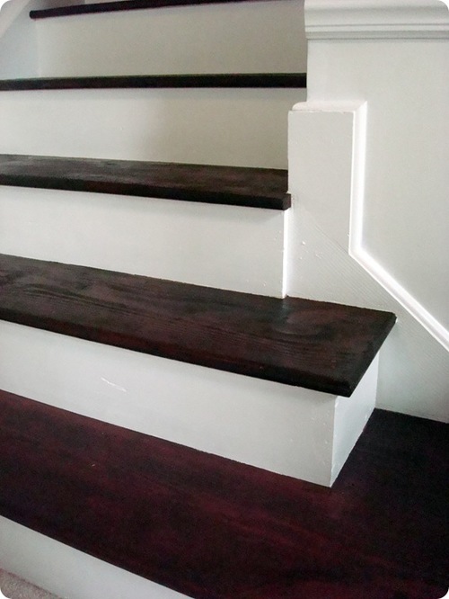 Покрашенная деревянная лестница