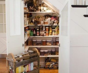 Кладовка для продуктов под лестницей