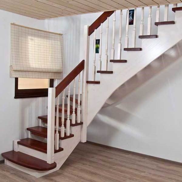 чем отделать деревянную лестницу - пример двух цветов