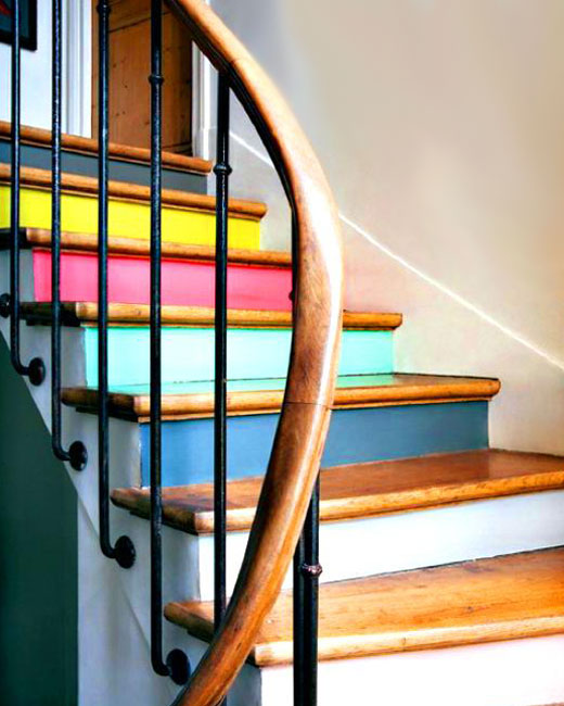 цветные ступени лестницы