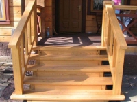 Лестница крыльца с деревянными ступенями и поручнями