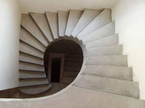 Бетонная лестница наверх