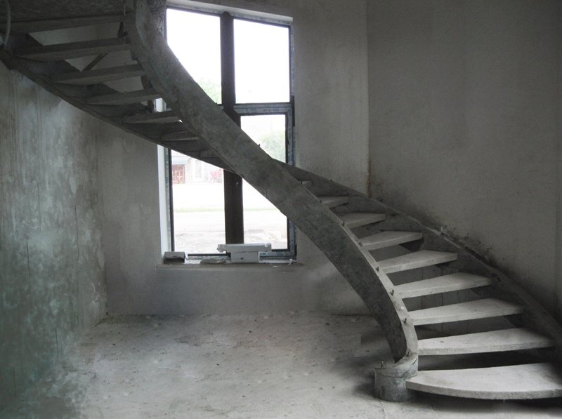 Винтовая бетонная лестница на тетиве фото
