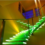 Интересная зеленая подсветка прозрачных ступенек