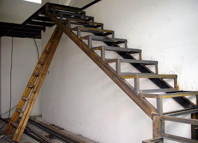 Монтаж уголков к металлической лестнице
