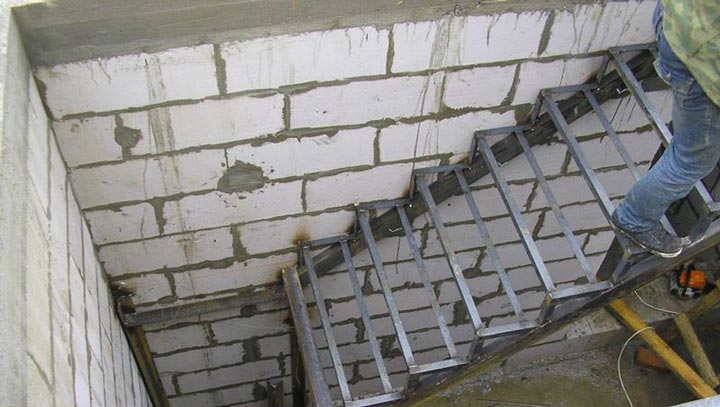 Готовый карукас металлической лестницы