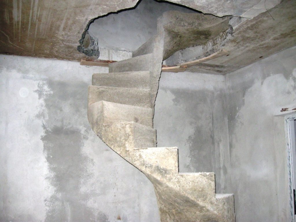 лестница на мансарду из бетона