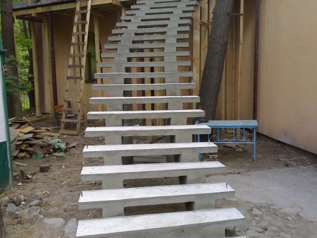 Внешняя бетонная лестница
