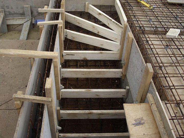 опалубка для бетонной лестницы