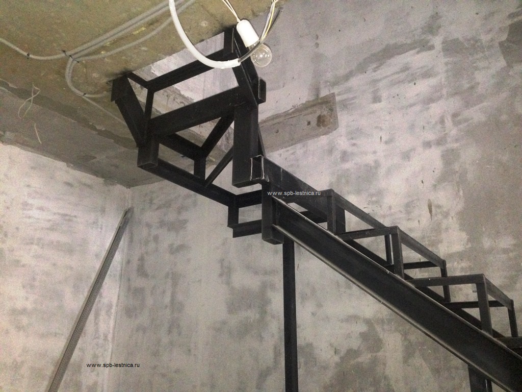 облицовка каркаса железной лестницы буком