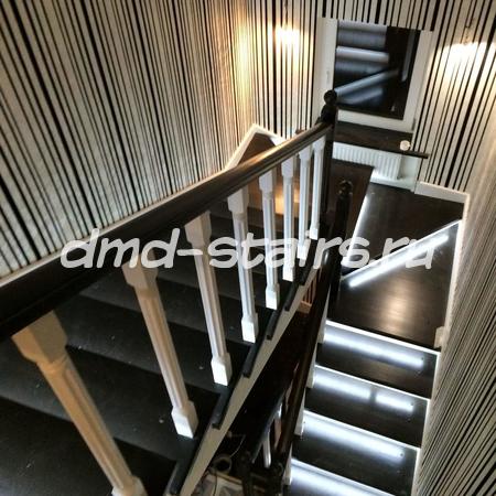 П-образная многомаршевая деревянная лестница на бетонной основе с поворотными ступенями