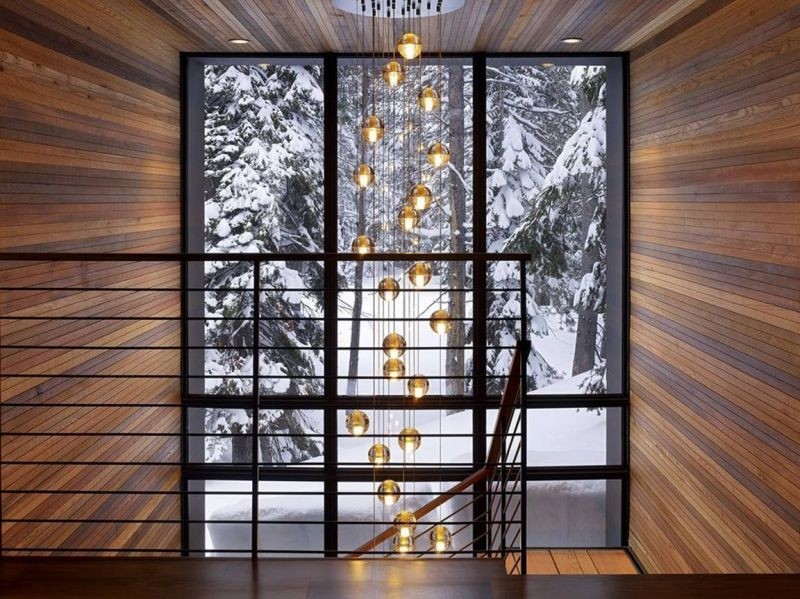 Деревянное окно на лестнице.