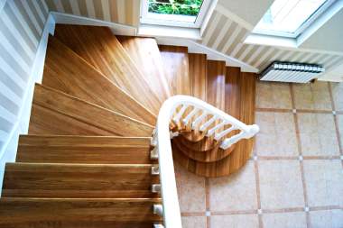 Лестница с белыми поручнями и деревянными ступенями