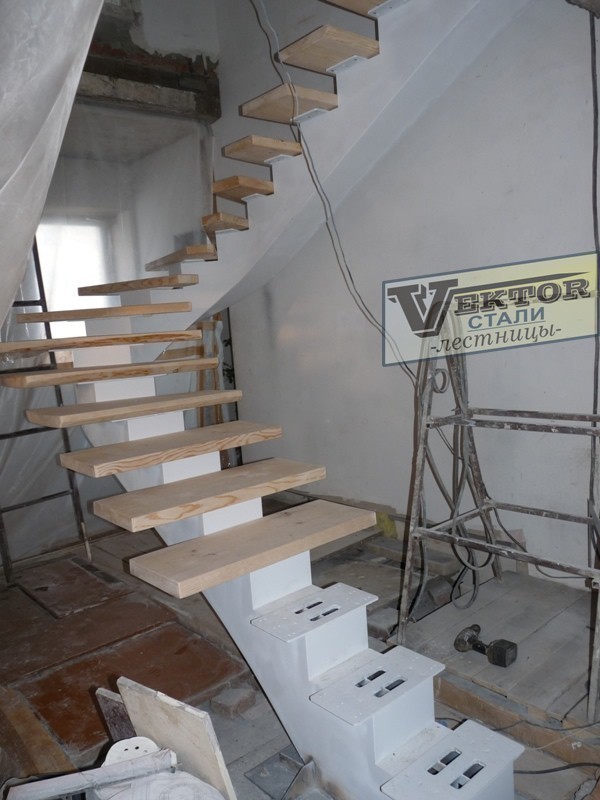 Криволинейная (спиралеобразная) открытая интерьерная лестница. Установка временных ступеней лестницы.