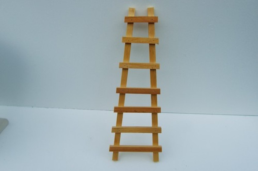 Использование деревянной приставной лестницы