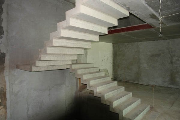 Бетонная лестница на второй этаж