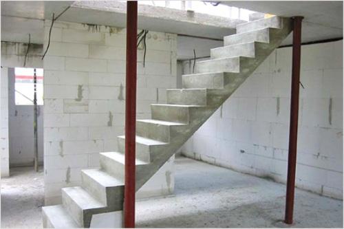 Прямая монолитная бетонная лестница фото