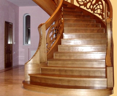 В сочетании разных по тону и фактуре пород древесины проявляется истинная красота деревянной лестницы