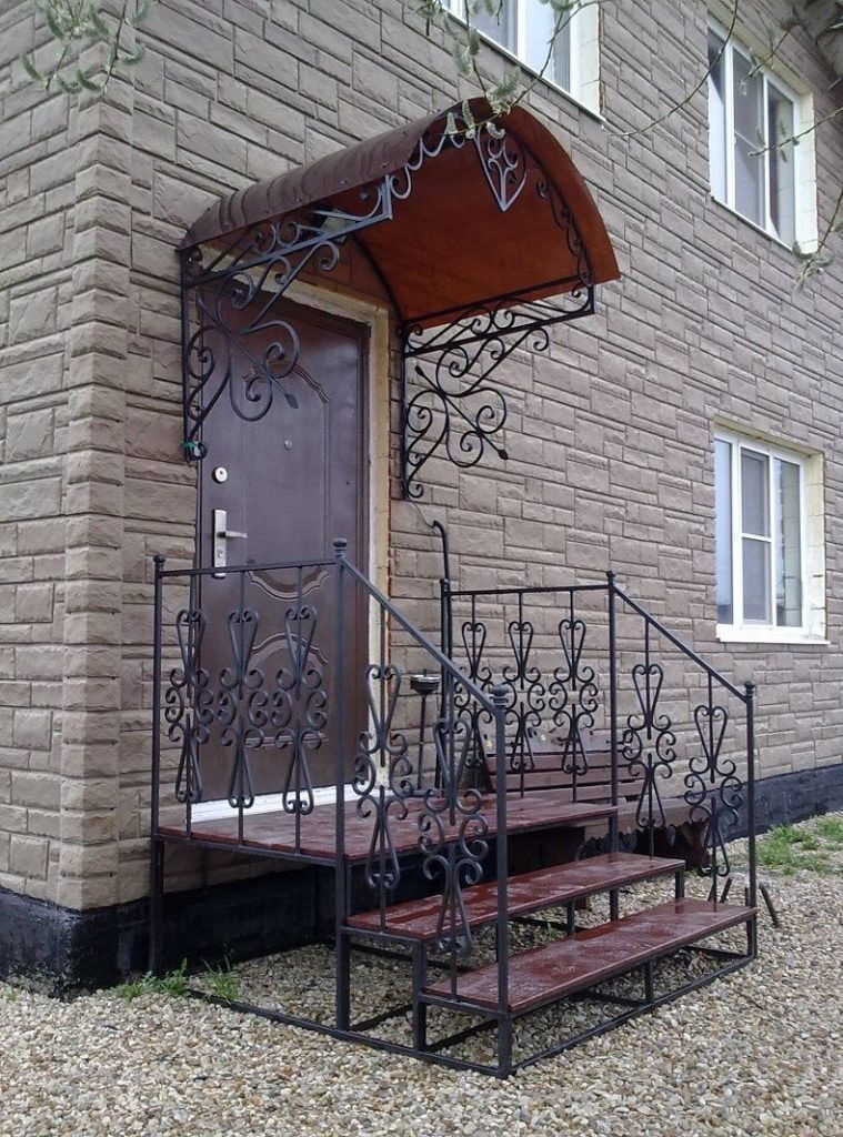 Дизайн крыльца частного дома с навесом на кирпичных столбах