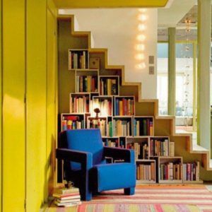Книжные шкафы под ступенями лестницы