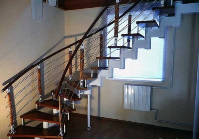Причудливая форма хребтовой лестницы украсит просторный холл
